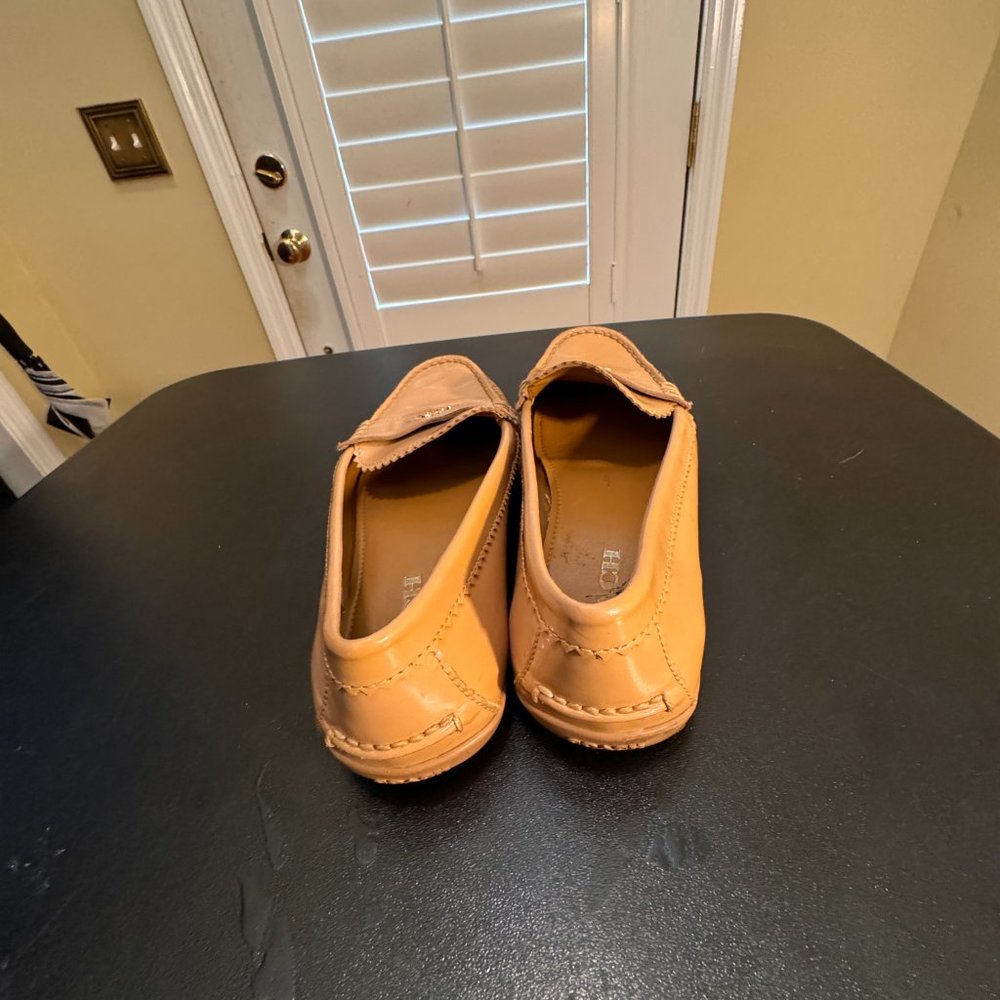 Coach Odette Solid tan Patent Leather Driver Loafer gold Logo Size 8.5 - Picture 3 of 12